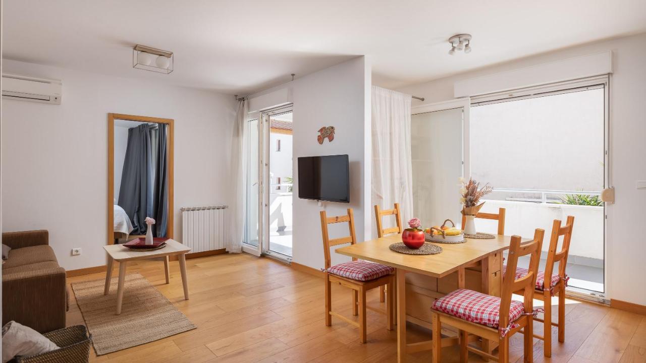 Modern Apt With Terrace 4 Min Walk To The Beach Split Exterior photo