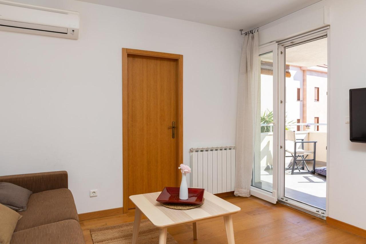 Modern Apt With Terrace 4 Min Walk To The Beach Split Exterior photo