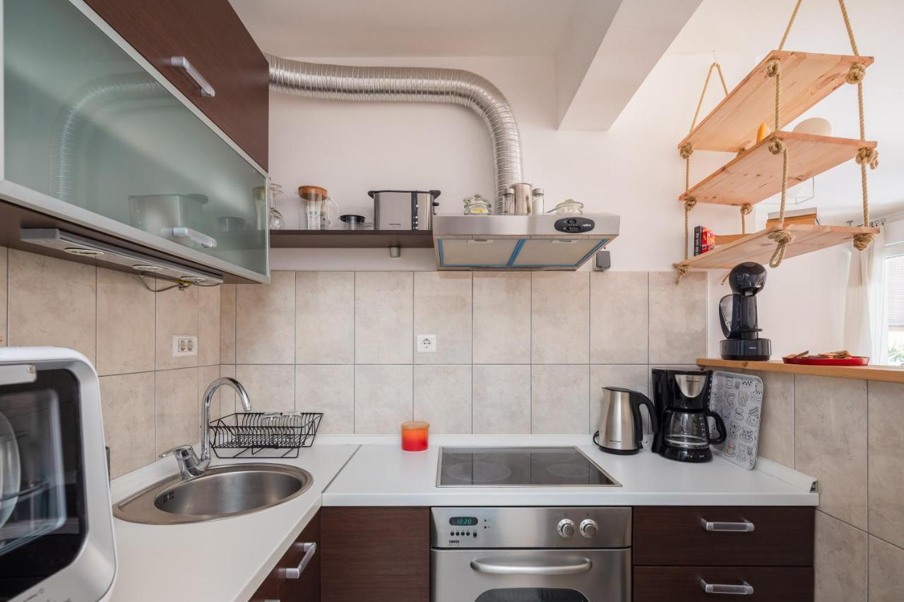 Modern Apt With Terrace 4 Min Walk To The Beach Split Exterior photo