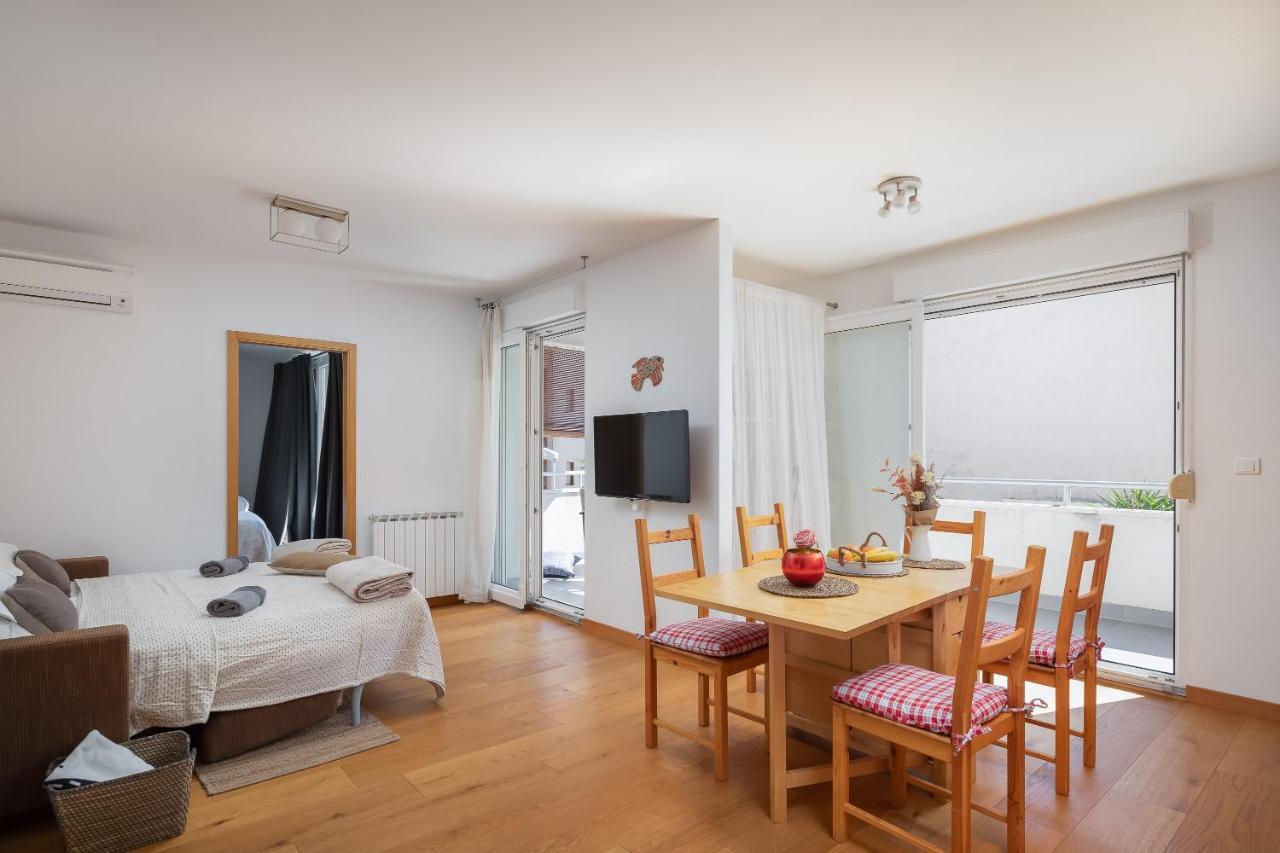 Modern Apt With Terrace 4 Min Walk To The Beach Split Exterior photo